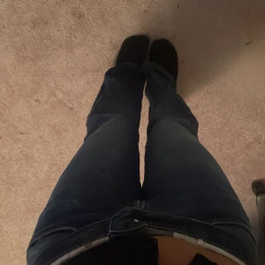 Blå jeans från Lee - Säljer ett par klassiska blå jeans från Lee med rak passform men ja har sytt till bootcut och dragkedja. Perfekta för en avslappnad stil. den är ganska lågmidjade om man viker ner som jag gjorde, annars ör den ganska hög ändå: Den är en stretch material så passar för större stl