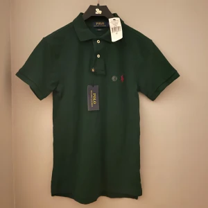 Ralph Lauren - Säljer en Helt ny pikétröja från Ralph Lauren i slim fit. Storlek XS