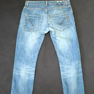 Dondup jeans   - Dessa byxor är väldigt stilrena. Denna modell är väldigt lik ”George” och sitter slimfit 