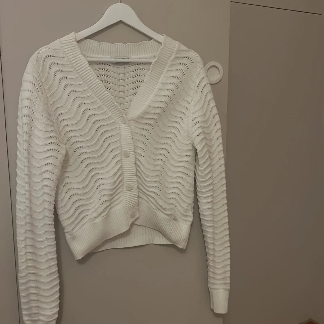 Vit stickad kofta