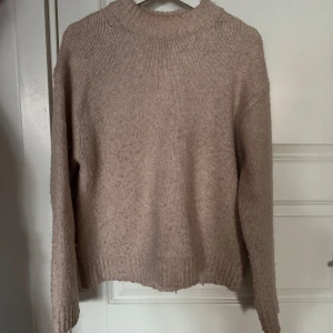Ljus rosa stickad tröja - Väldigt fin färg och en väldigt tjock tröja! Den är oversized, lite nopprig vilket går att ta bort enkelt💕💕