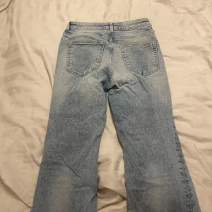 Lågmidjade jeans   - Säljer ett par ljusblå jeansbyxor med en avslappnad ljusblå färg. Använda 1 gång. Byxorna är lågmidjade 