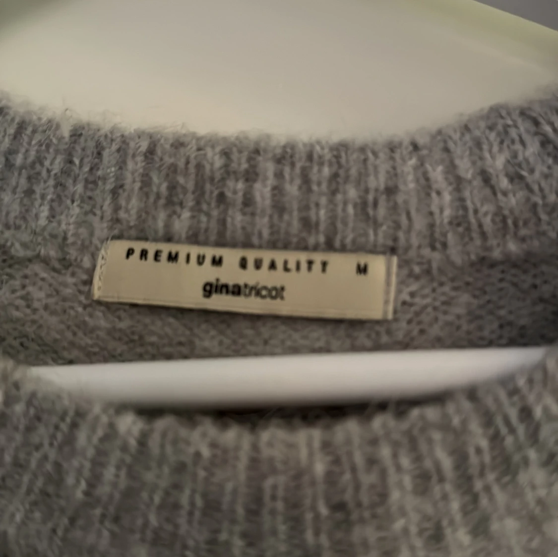 Grå stickad tröja från Gina Tricot - 91