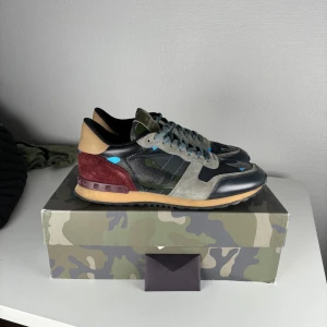 Valentino rockrunner - Valentino rockrunner, storlek 43, skick 9/10, pris 2999kr. Hör gärna av dig vid frågor eller funderingar.