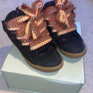 Lanvin curb - Säljer mina lanvin curbs i storlek 43. Nästan oanvända och i bra skick. Pris kan diskuteras!