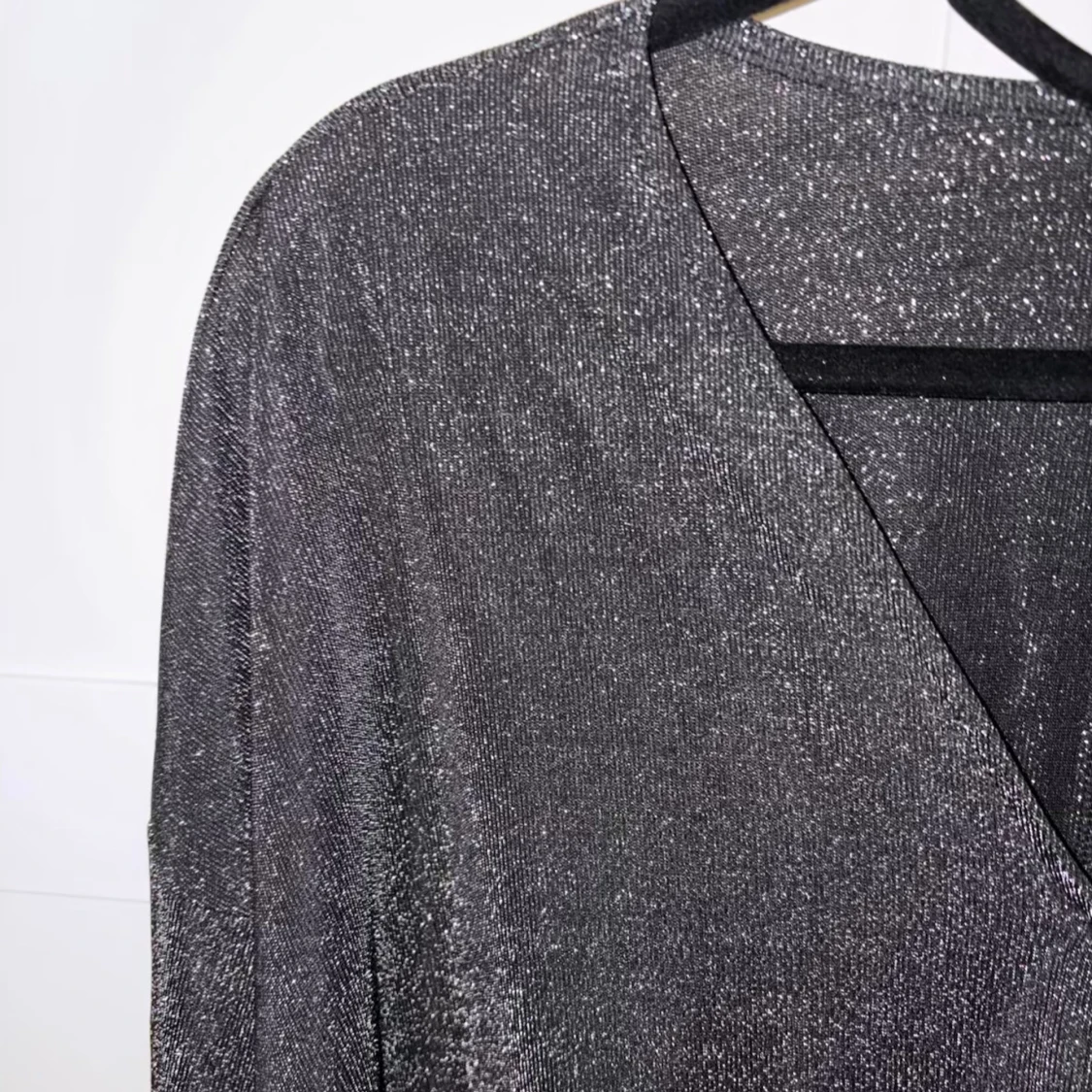 Glittrig svart blus - 90