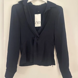 Blus - ZARA - Marinblå blus  Zara  Aldrig använd med prislapp  Normal i storleken HAR INGA BILDER PÅ 💕