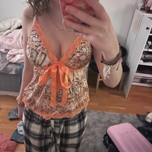 y2k topp - jätte fin topp med justerbara armar knuten går att ta bort