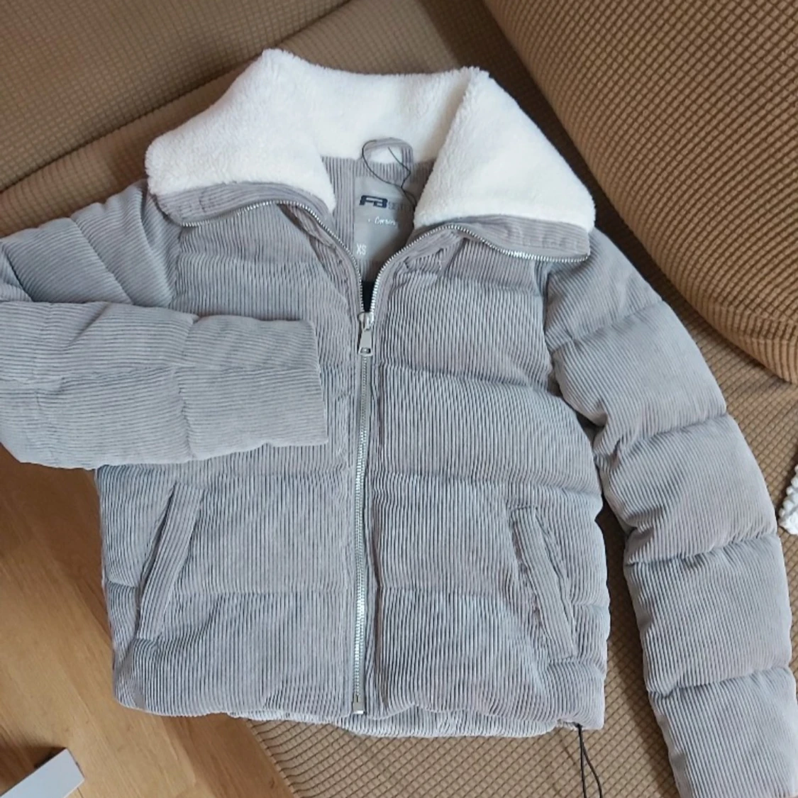 Grå pufferjacka med teddyfoder