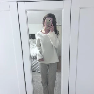 Vit stickad tröja - Mysig vit stickad tröja med rund hals och långa ärmar. Perfekt för kyligare dagar och enkel att matcha med olika outfits. 