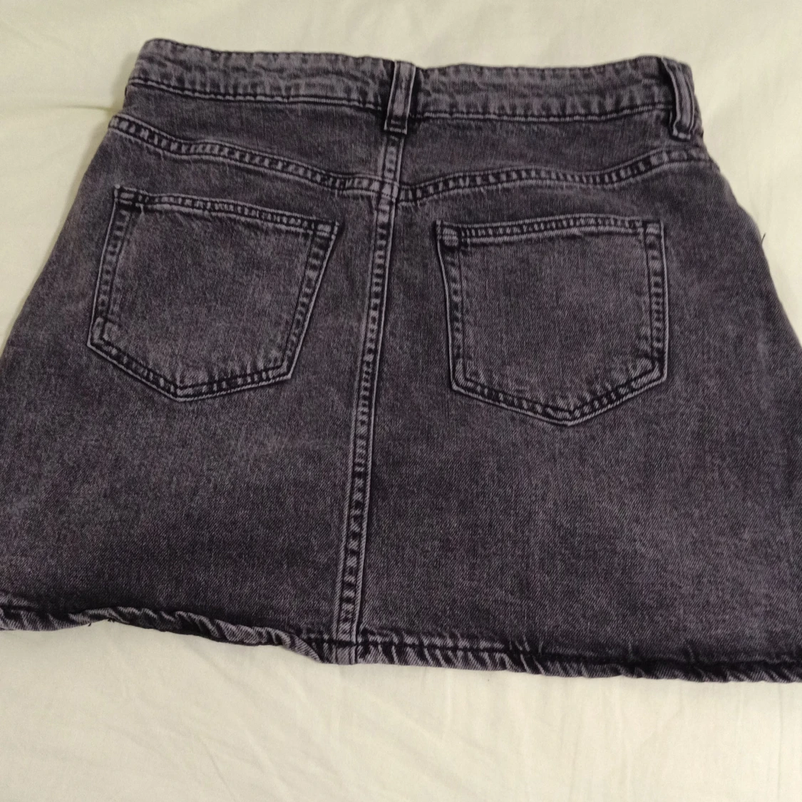 Grå jeanskjol som har aldrig använts  - 91