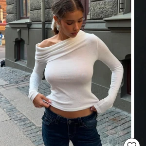 Vit offshoulder topp - Snygg vit offshoulder topp med långa ärmar. Helt oanvänd med lappen kvar😋Pris kan diskuteras. Original pris 249