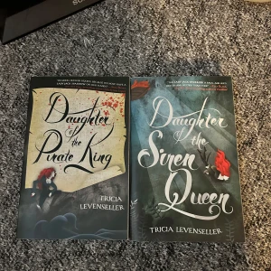 Daughter of the Pirate King & Daughter of the Siren Queen - Två böcker av Tricia Levenseller: 'Daughter of the Pirate King' och 'Daughter of the Siren Queen'. Båda för 130kr och lästa bara en gång och i mycket bra skick.