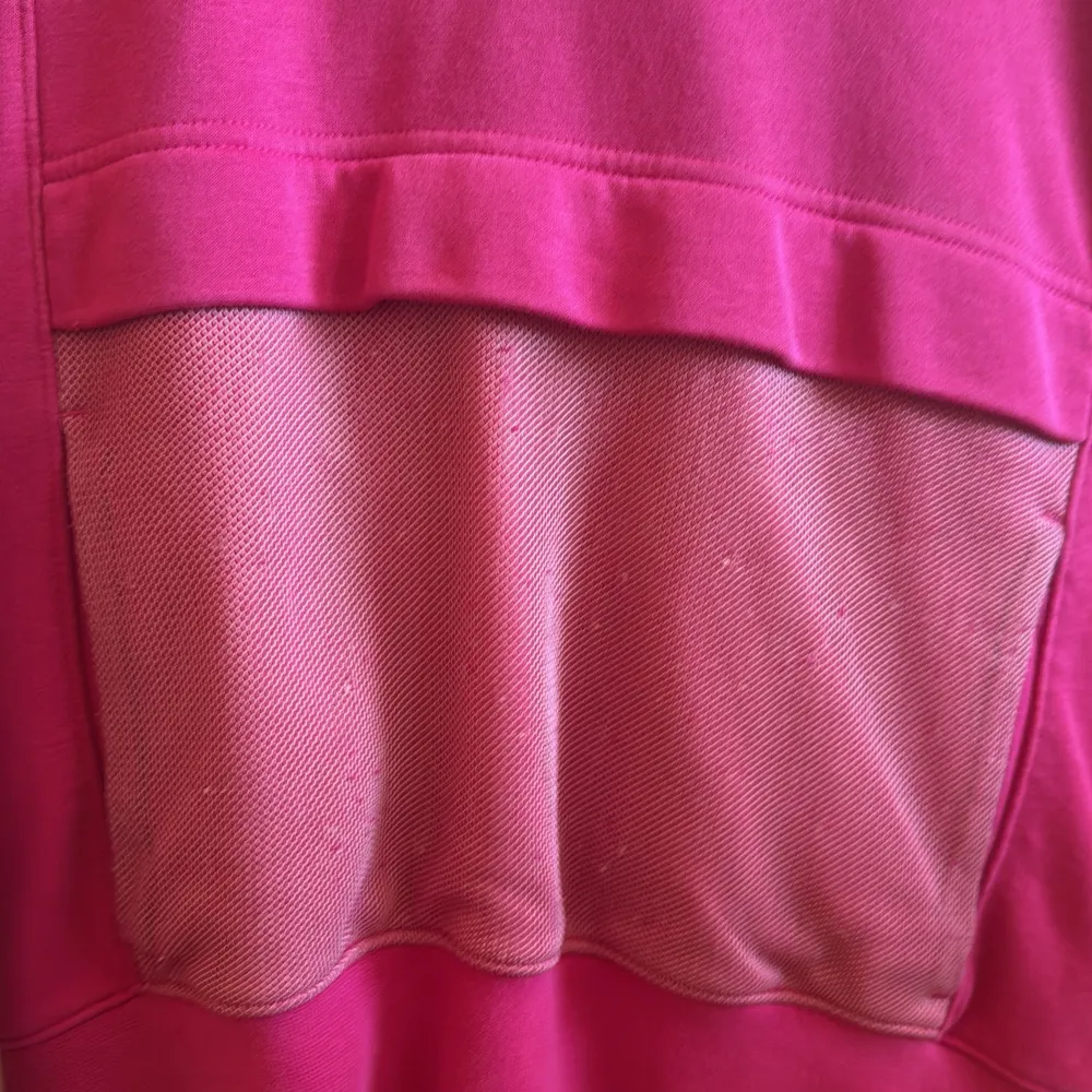Säljer en rosa hoodie från Nike med deras klassiska logga i vitt på framsidan. Hoodien har en stor ficka framtill och justerbar huva med dragsko. Perfekt för en avslappnad stil.. Neuletakit & Villapaidat.