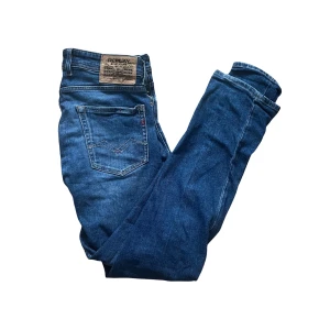 Replay jeans  - Säljer dessa tvär fetta replay jeans 👖 || skick 7/10 finns några defekter på dem skriv för bilder || priset ej hugget i sten 💸|| w 30 längd 32 || moddelen är grover ||