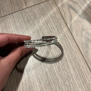 Glittrigt silverarmband - Snyggt och elegant armband i silver med glittrande detaljer. Perfekt för att ge en extra touch till din outfit. Armbandet har en stilren design som passar till många olika tillfällen.