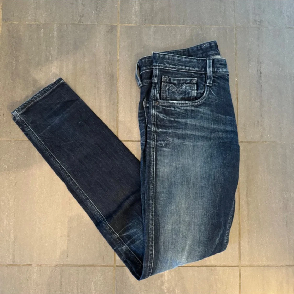 Mörkblå jeans från Replay