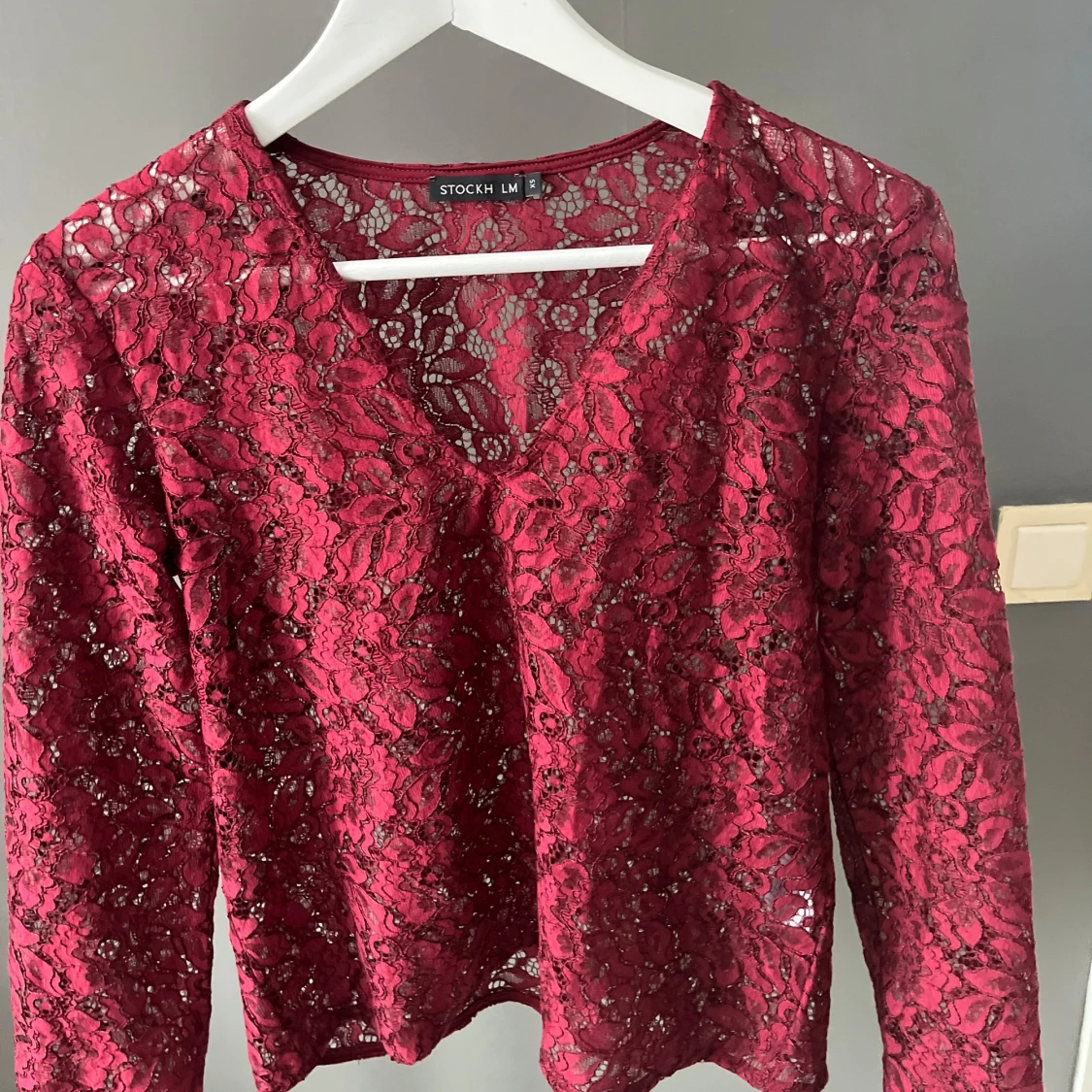 Vinröd spetsblus från Stockh LM - 1