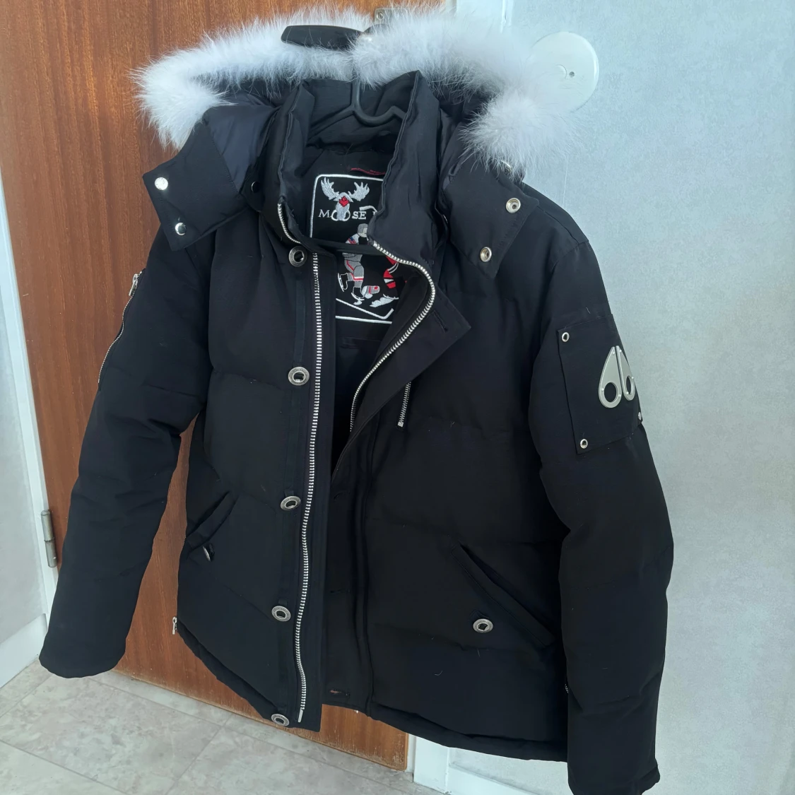 Svart dunjacka från Moose Knuckles