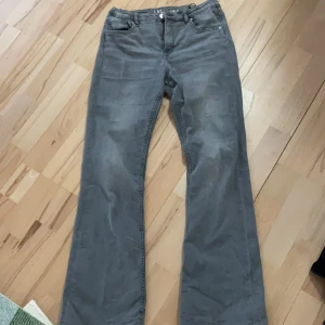 Grå jeansbyxor från LAB Industries - Snygga grå jeansbyxor från LAB Industries. De har en klassisk design med fem fickor och en dragkedja framtill. Perfekta för en avslappnad stil.