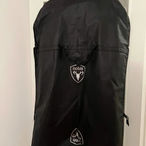 Svart parkajacka från Nobis - Säljer en stilren svart parkajacka från Nobis med pälsdetaljer på huvan. Jackan har långa ärmar och praktiska fickor framtill. Perfekt för kyliga dagar.