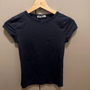Svart t-shirt från Zara - Snygg tahirt i skönt material
