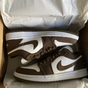 Jordan Sneakers - light olive/sail/white nya - Säljer mina otroliga Nike sneakers i brunt och vitt pga kommer inte till användning. Skorna har en vit sula och bruna detaljer, inklusive snörning. 