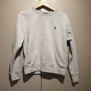Grå sweatshirt från Ralph Lauren - Säljer min Ralph lauren tröja, superfin men kommer inte till användning 