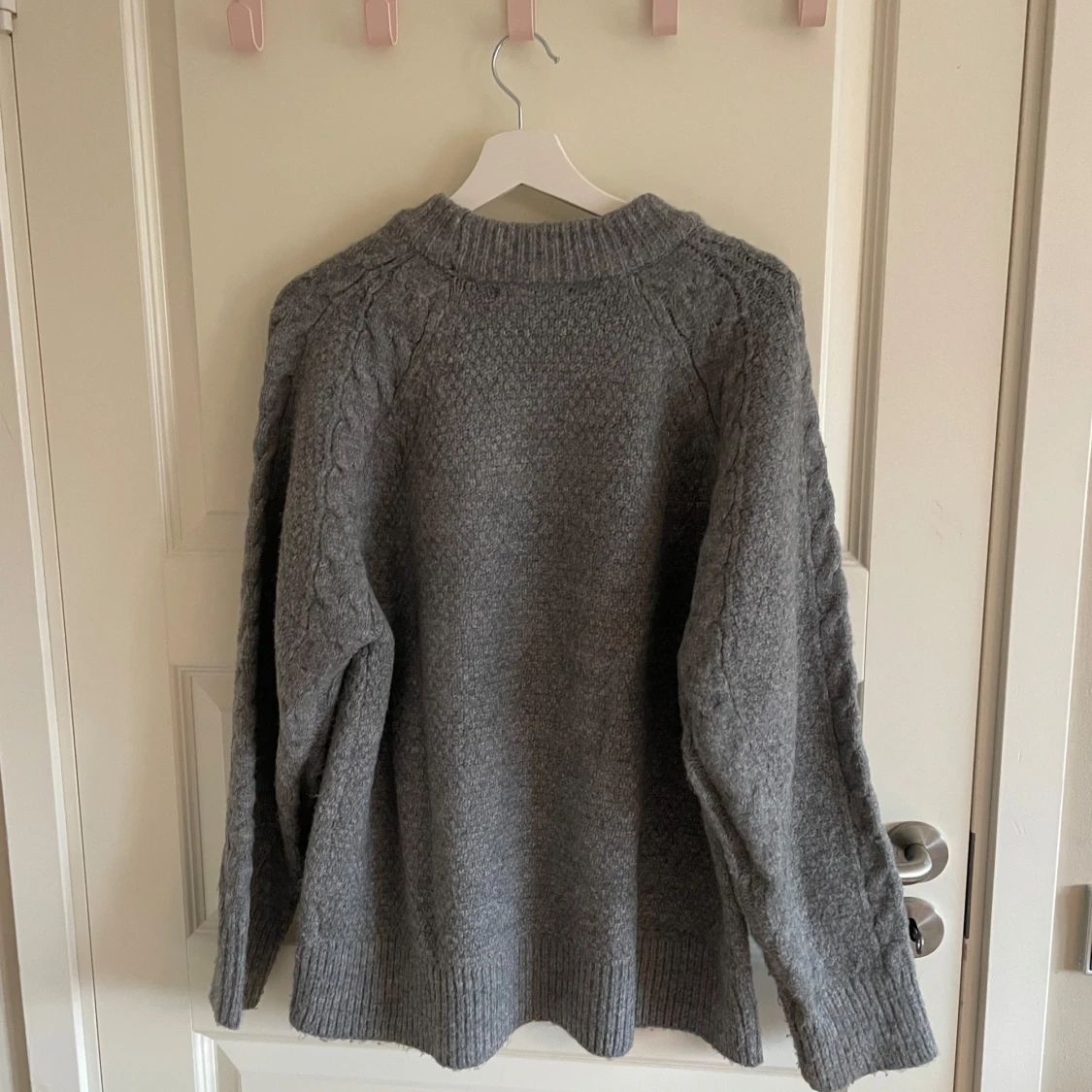 Grå stickad tröja från 157 - 2