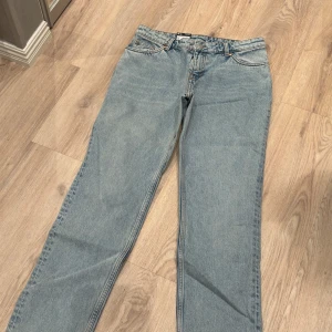 Low waist straight jeans  - Oanvända jeans med lapp kvar från monki. Säljer då dom är förstora. 