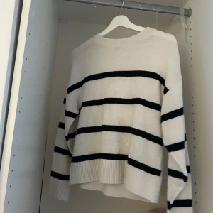 Vit och svart randig tröja - Säljer en vit tröja med svarta ränder. Tröjan har en avslappnad passform och långa ärmar. Perfekt för en stilren och bekväm look. Skriv vid frågor och intresse 💞