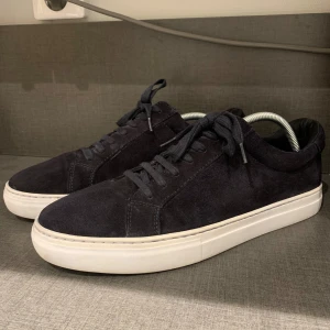 Svarta skor från Vagabond - Snygga svarta skor i mocka från Vagabond med vit sula. Skorna är i fint skick. Nypris: 1400kr. Skriv gärna vid frågor om skorna