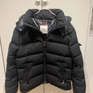 Moncler Jack - Säljer en snygg  Moncler tjock jacka . Jackan har en pufferdesign med dragkedja framtill och praktiska fickor. Den är långärmad och perfekt för kyligare väder. Jackan är helt ny. Storlek s men passar m. Hör av er vid intresse ! 