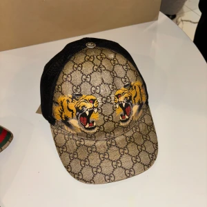 Gucci tiger keps - Säljer min Gucci tiger keps. Syns att den är använd men den behöver bara en tvätt/borstning sen ser den helt fräsch ut. Kvitto finns tyvärr ej. BVSA.