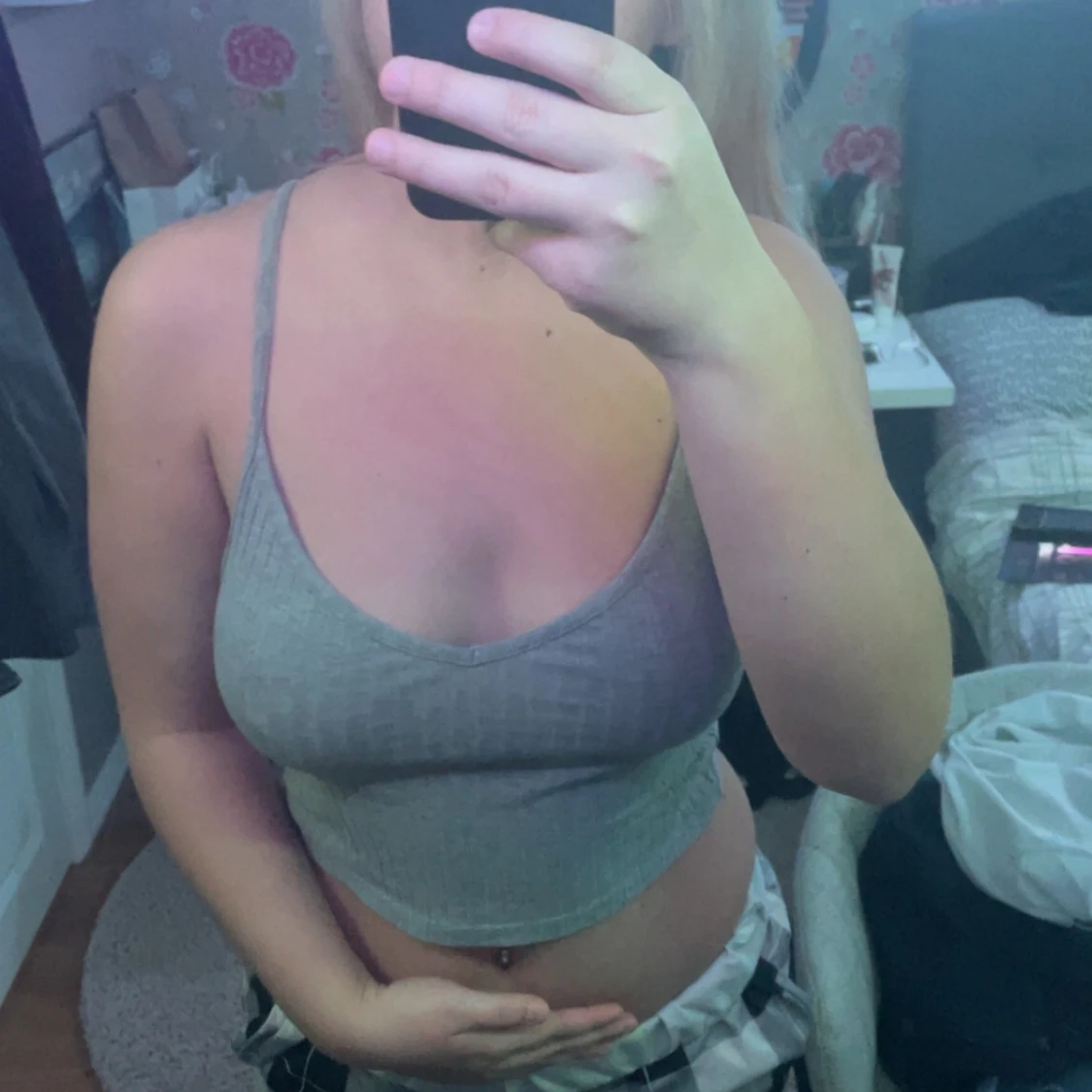 Grå ribbad croppad linnetopp