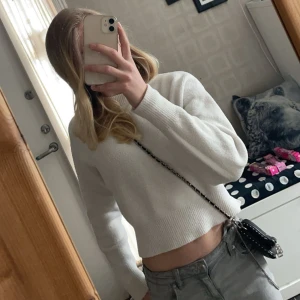Vit stickad från bershka - Fin fluffstickad tröja från bershka. Pris kan diskuteras💗