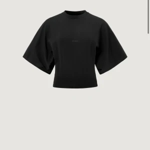trendig topp från AVORA - Snygg svart topp från Bianca Ingrossos märke avora med korta vida ärmar och en croppad passform. Perfekt för en stilren look. Nypris 800kr. knappast använd