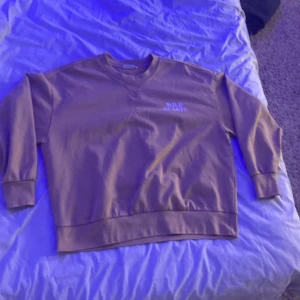 Beige sweatshirt från ONLY - Säljer en beige sweatshirt från ONLY med texten 'WILD HEARTS' och en leoparddetalj på baksidan. Tröjan har långa ärmar och en rund halsringning. Säljer för att den inte kommer till användning kontakta för mer 🤍