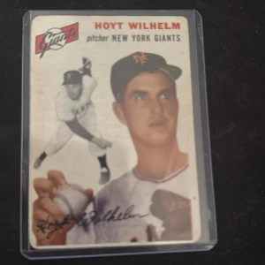 Baseballkort Hoyt Wilhelm New York Giants ONCARD Autograph - Säljer ett vintage baseballkort med Hoyt Wilhelm från New York Giants. Kortet visar en bild av Wilhelm i sin spelardräkt och har hans autograf tryckt på framsidan. Baksidan innehåller statistik och information om hans karriär. Perfekt för samlare av sportmemorabilia!