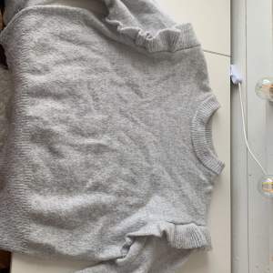 Mysig grå stickad tröja från Gina Tricot. Använd fåtal gånger, den är i storlek 146/152 men passar upp till 164 också 