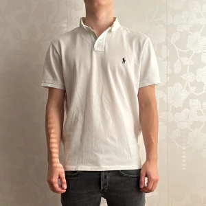 Pike vit - Ralph lauren pike | Skick: 9/10 | Size - M | Fraktar via postnord eller instabox | Hör av dig vid minsta fråga eller fundering // Ricco Wardrobe