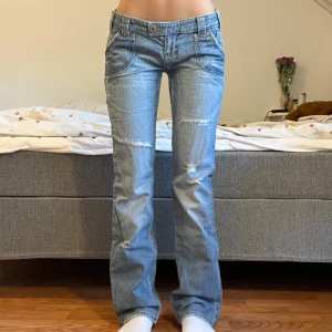 River Island Jeans  - RESERVERADE!!! Midjemått: 39cm, innerbenslängd: 83cm 🩷