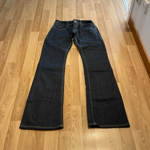 Lågmidjade bootcut jeans - (15) Mörka Lågmidjade bootcut jeans med ljusa sömmar, midjemått rakt över: 34 cm, innerbenslängd: 86cm❣️