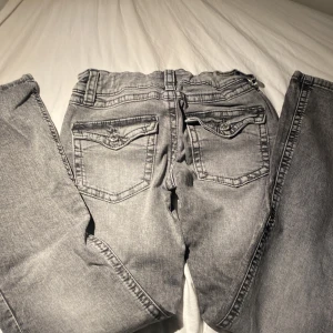 Grå jeansbyxor - Jätte fina  grå jeansbyxor med inga skandaler eller skador vilket är jätte bra 💗