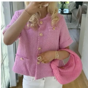 Rosa axelväska i quiltad design - Inte mina bilder lånade från förra säljaren!! Snygg rosa axelväska med quiltad design. Perfekt för att ge din outfit en färgklick. Väskan har en mjuk och rundad form som gör den bekväm att bära. Dessutom ger knuten på bandet att väskan touchas upp ännu mer. Skriv för fler bilder.