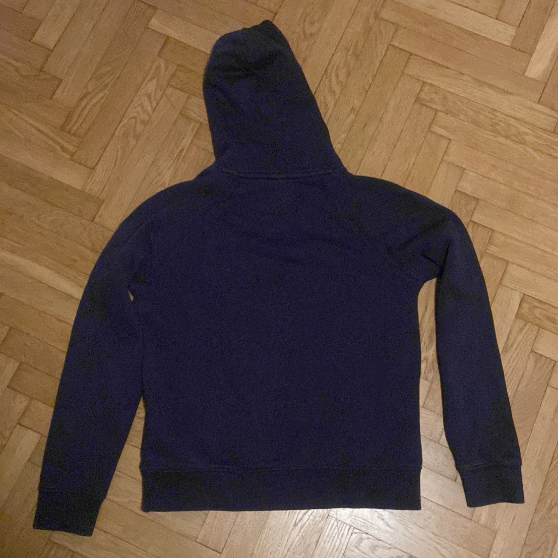 Mörkblå hoodie från GANT - 1
