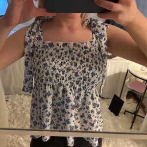 vit topp med blå blomm mönster - fin sommar topp 