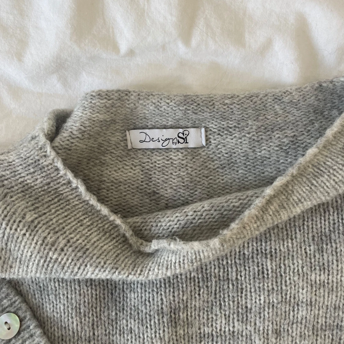 Grå tröja med knappar  - 1
