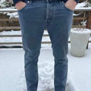 Gråa jeans från Jacob Cohen - Säljer ett schysst par gråa  jacob cohen jeans, jeansen är model 688 i storlek 31 och är otroligt sköna, passar för dig ungefär vid 170/175 längden. Den vita loggan där bak är en unik touch som ger väldigt snygg kontrast. Skicka ett pm om ni har funderingar eller andra prisförslag🤩