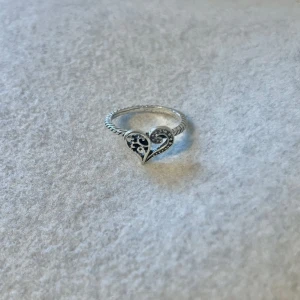 Heart ring - US storlek 9, diameter.  Blanda och matcha dina favoriter! Köp flera artiklar tillsammans för rabatt och spara på frakten.  #silver #ring #vintage #smycken #klassisk